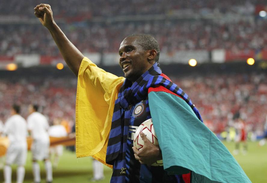 Samuel Eto&#39;o con bandiera del Camerun, sciarpa nerazzurra e pallone della finale sotto il braccio. (Reuters)